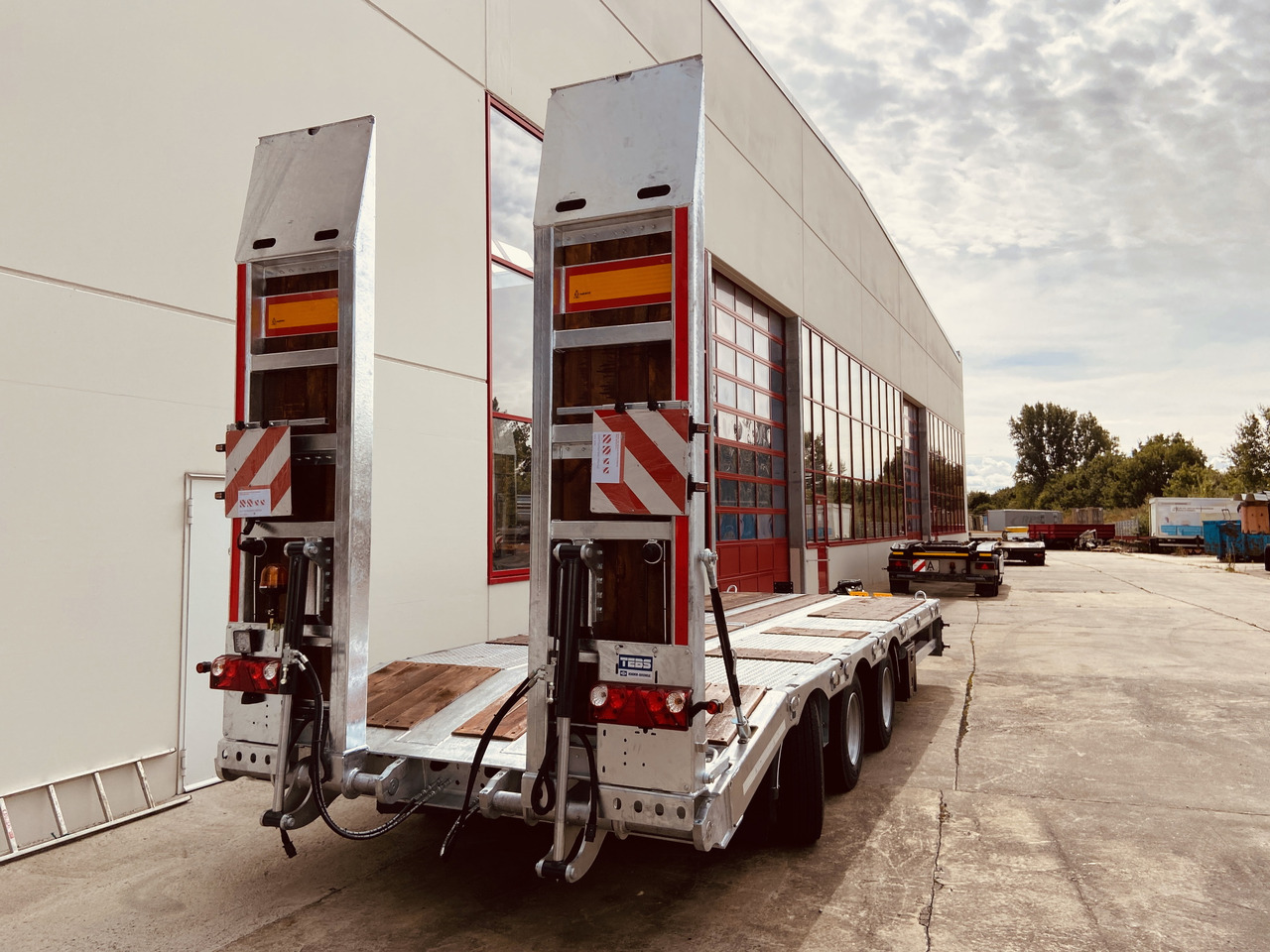 New Low loader trailer for transportation of heavy machinery Möslein TT 31 31 t GG Tridem- Tieflader 3 Achs, gelenktNeufahrzeug: picture 9 New Low loader trailer for transportation of heavy machinery Möslein TT 31 31 t GG Tridem- Tieflader 3 Achs, gelenktNeufahrzeug: picture 9