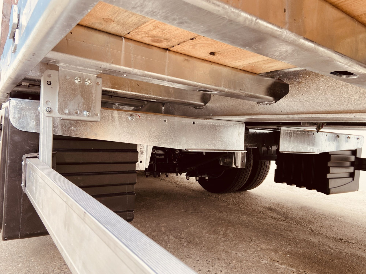 Möslein TT 34 Zugrohr Gerade 34 t GG Tridem- Tieflader 3 Achs, gelenktNeufahrzeug - Low loader trailer: picture 2 Möslein TT 34 Zugrohr Gerade 34 t GG Tridem- Tieflader 3 Achs, gelenktNeufahrzeug - Low loader trailer: picture 2