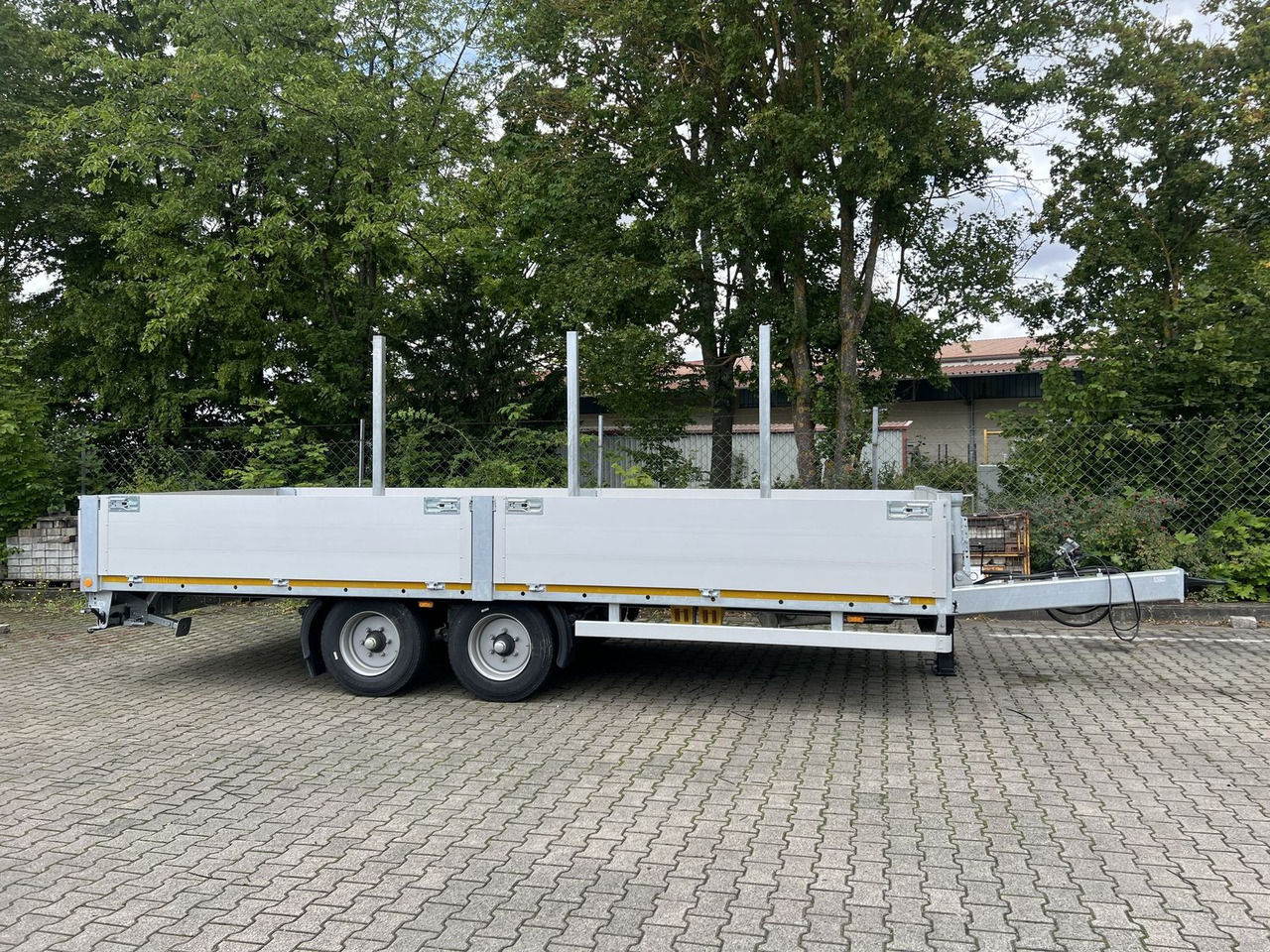 Low loader trailer Möslein Tandem Pritsche- Tieflader mit Rungentaschen: picture 1