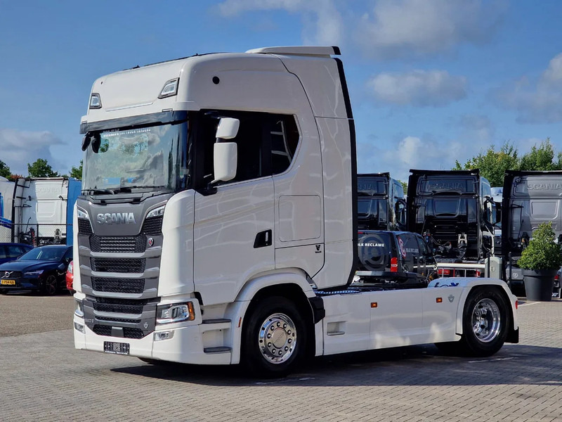 Scania 590S V8 NGS Highline 4x2 - New - Facelift - Full spec - Retarder - Leather - Full air - Tractor truck: picture 3 Scania 590S V8 NGS Highline 4x2 - New - Facelift - Full spec - Retarder - Leather - Full air - Tractor truck: picture 3
