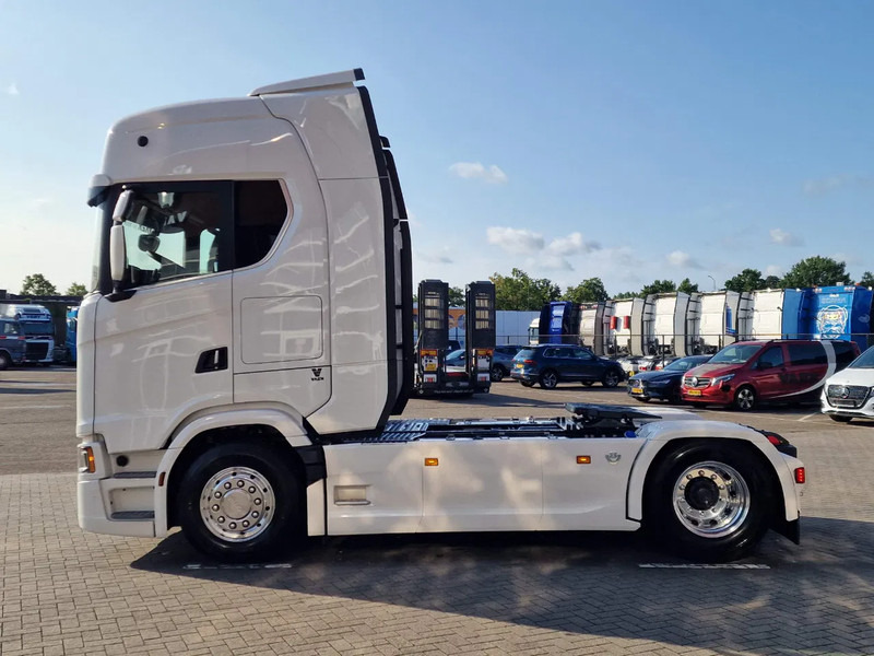 Scania 590S V8 NGS Highline 4x2 - New - Facelift - Full spec - Retarder - Leather - Full air - Tractor truck: picture 4 Scania 590S V8 NGS Highline 4x2 - New - Facelift - Full spec - Retarder - Leather - Full air - Tractor truck: picture 4