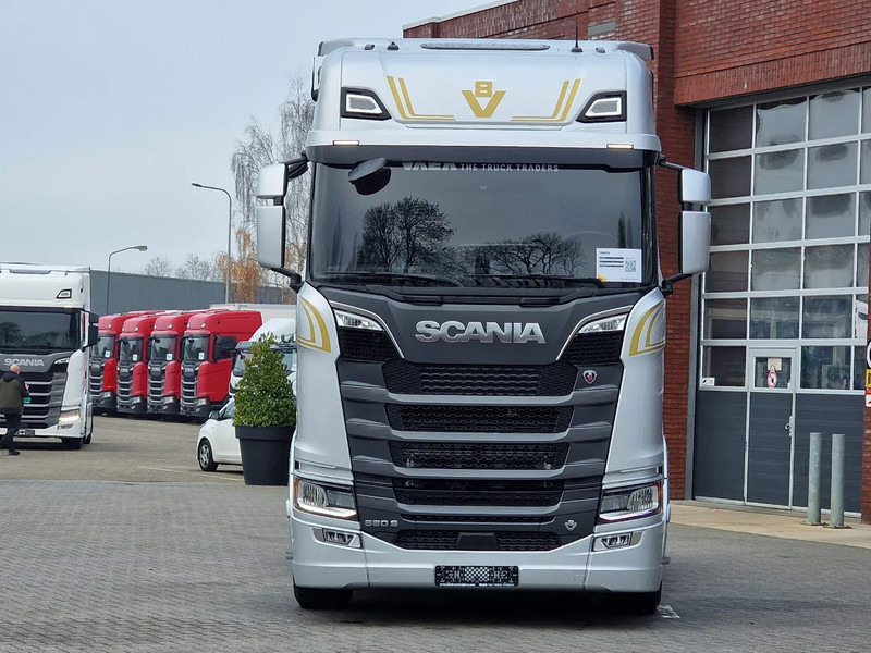 Scania 660S V8 NGS Highline 6x2/4 - New - Full spec - Retarder - Night clima - Led - Leather - Navi - Tractor truck: picture 2 Scania 660S V8 NGS Highline 6x2/4 - New - Full spec - Retarder - Night clima - Led - Leather - Navi - Tractor truck: picture 2