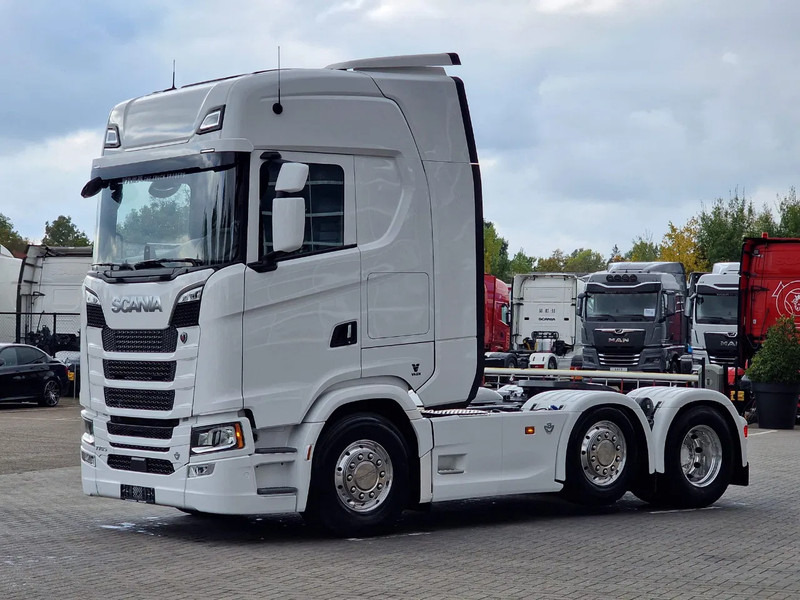 Scania 770S V8 NGS Highline 6x2/4 - New - Old dashboard - Full spec - Retarder - Night clima - Led - Leather - Navi - Tractor truck: picture 3 Scania 770S V8 NGS Highline 6x2/4 - New - Old dashboard - Full spec - Retarder - Night clima - Led - Leather - Navi - Tractor truck: picture 3