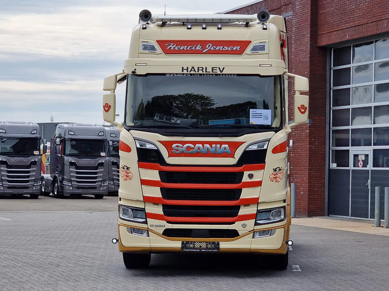 Scania R580 V8 NGS Highline 6x2 - PTO/Hydraulic - 2.95 WB - Retarder - Night clima - Custom interior - Tractor truck: picture 2 Scania R580 V8 NGS Highline 6x2 - PTO/Hydraulic - 2.95 WB - Retarder - Night clima - Custom interior - Tractor truck: picture 2