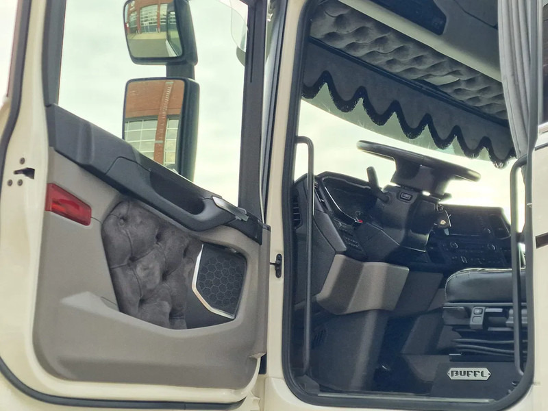 Tractor truck Scania T580 V8 Tuft Torpedo V8 - Custom exterior - Retarder - Full air - Show truck - Stack exhaust: picture 11 Tractor truck Scania T580 V8 Tuft Torpedo V8 - Custom exterior - Retarder - Full air - Show truck - Stack exhaust: picture 11