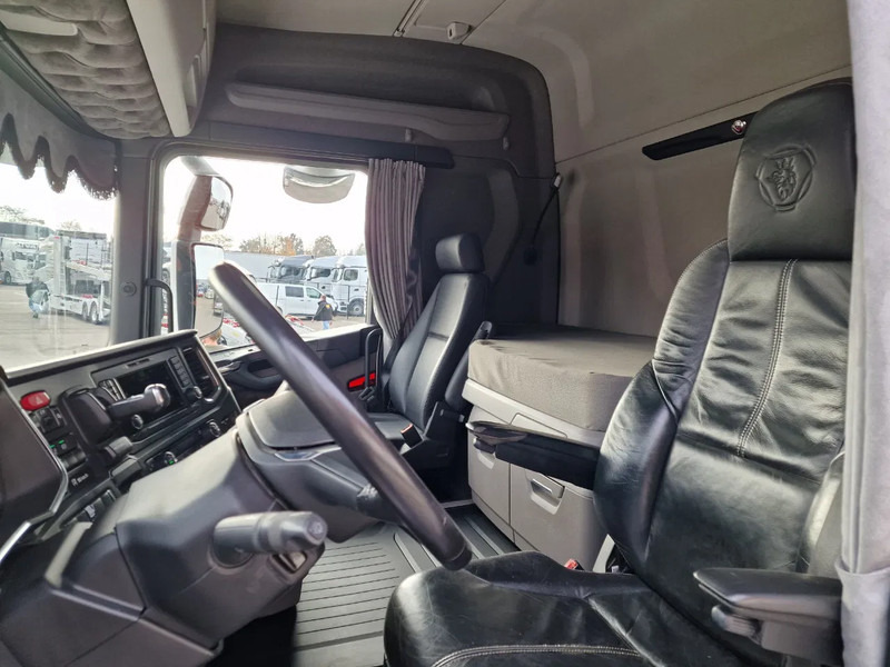 Tractor truck Scania T580 V8 Tuft Torpedo V8 - Custom exterior - Retarder - Full air - Show truck - Stack exhaust: picture 12 Tractor truck Scania T580 V8 Tuft Torpedo V8 - Custom exterior - Retarder - Full air - Show truck - Stack exhaust: picture 12