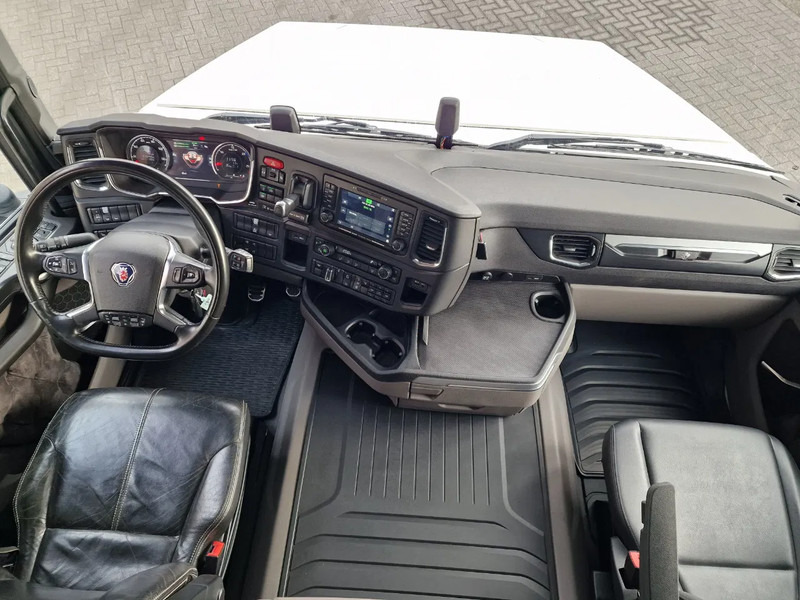 Tractor truck Scania T580 V8 Tuft Torpedo V8 - Custom exterior - Retarder - Full air - Show truck - Stack exhaust: picture 20 Tractor truck Scania T580 V8 Tuft Torpedo V8 - Custom exterior - Retarder - Full air - Show truck - Stack exhaust: picture 20