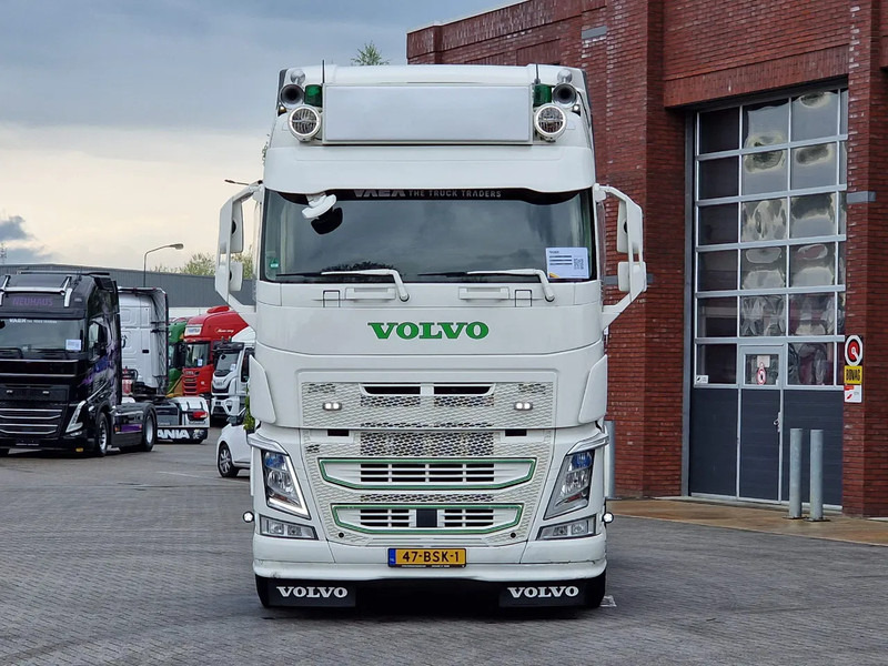 Volvo FH 13.540 Globetrotter 4x2 - Custom exterior - I parkcool - Navi - APK/TUV: 27-02-2026 - Tractor truck: picture 2 Volvo FH 13.540 Globetrotter 4x2 - Custom exterior - I parkcool - Navi - APK/TUV: 27-02-2026 - Tractor truck: picture 2