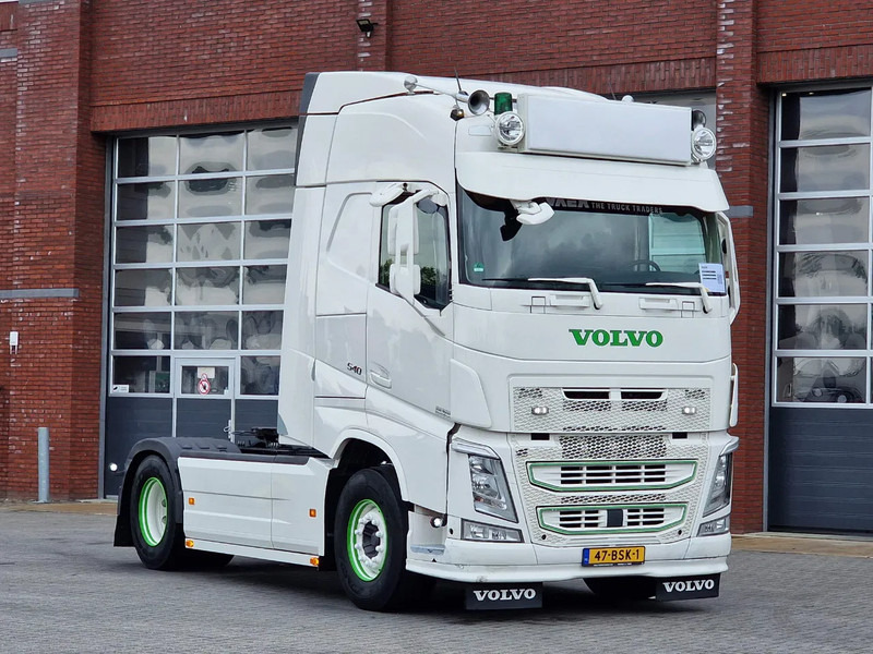 Volvo FH 13.540 Globetrotter 4x2 - Custom exterior - I parkcool - Navi - APK/TUV: 27-02-2026 - Tractor truck: picture 1 Volvo FH 13.540 Globetrotter 4x2 - Custom exterior - I parkcool - Navi - APK/TUV: 27-02-2026 - Tractor truck: picture 1