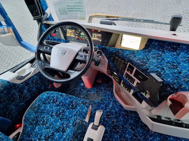 Tipper Volvo FH 13.540 Globetrotter 6x2 - 3 way tipper - Full air - I parkcool - Custom interior: picture 14 Tipper Volvo FH 13.540 Globetrotter 6x2 - 3 way tipper - Full air - I parkcool - Custom interior: picture 14