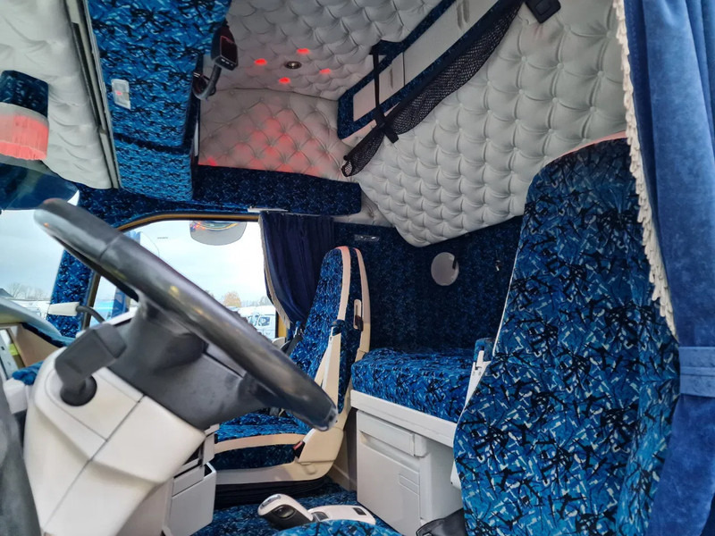 Tipper Volvo FH 13.540 Globetrotter 6x2 - 3 way tipper - Full air - I parkcool - Custom interior: picture 12 Tipper Volvo FH 13.540 Globetrotter 6x2 - 3 way tipper - Full air - I parkcool - Custom interior: picture 12