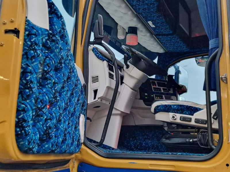 Tipper Volvo FH 13.540 Globetrotter 6x2 - 3 way tipper - Full air - I parkcool - Custom interior: picture 11 Tipper Volvo FH 13.540 Globetrotter 6x2 - 3 way tipper - Full air - I parkcool - Custom interior: picture 11