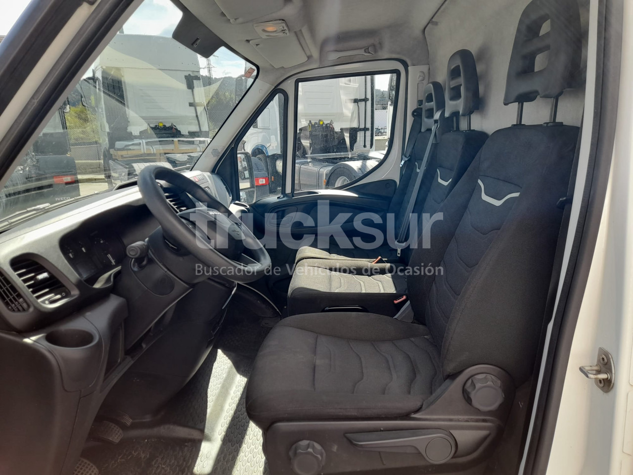 Closed box van IVECO DAILY 35S16: picture 5
