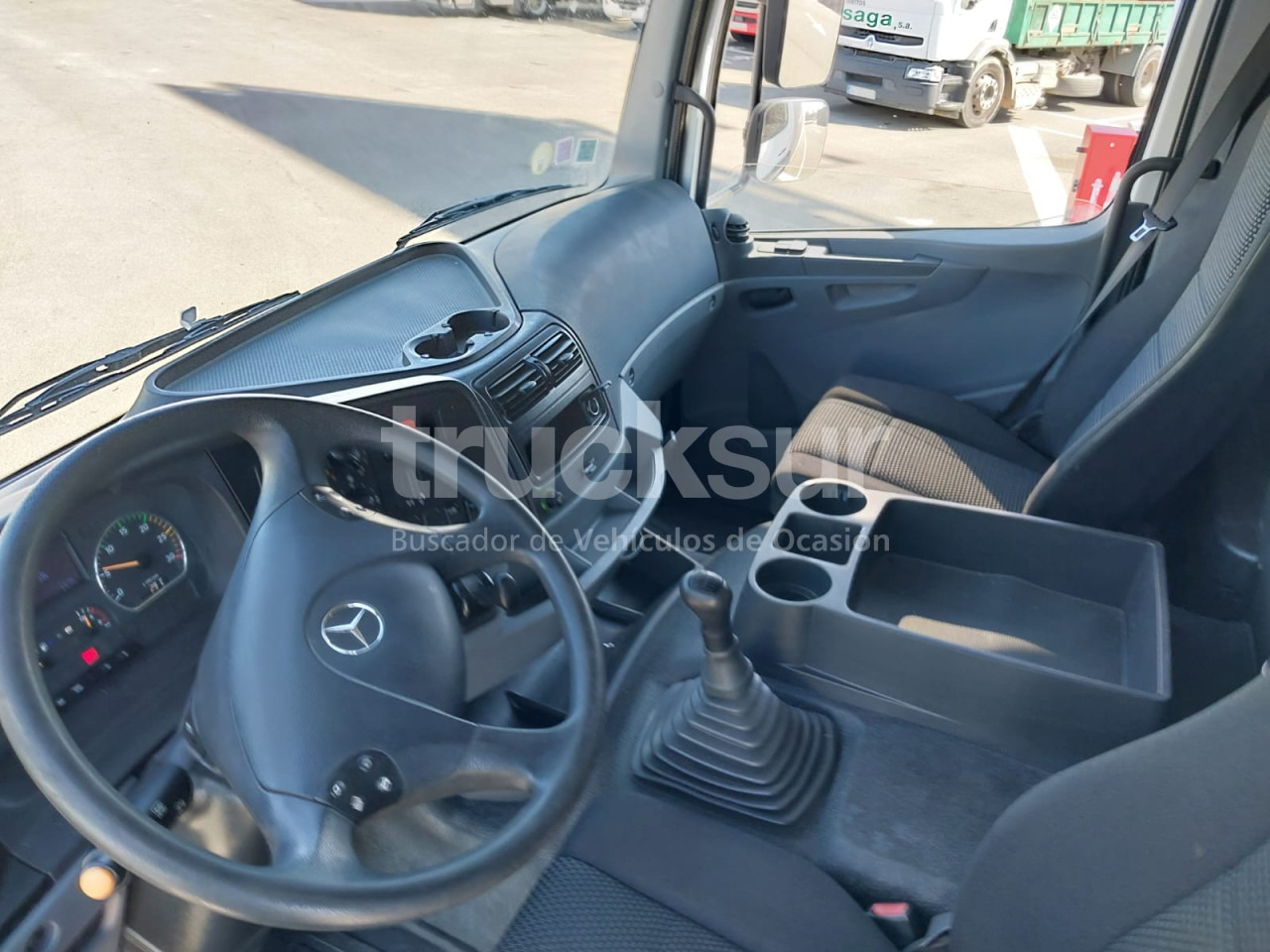Box truck MERCEDES AXOR 2529 ejes 6x2*4: picture 11
