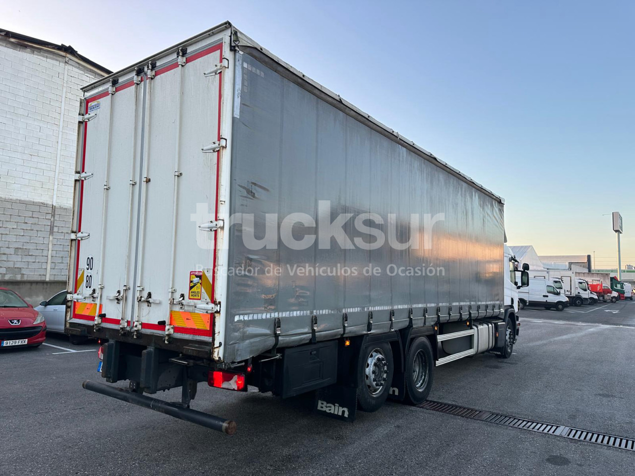 SCANIA P280.26 ejes 6x2*4 - Curtain side truck: picture 4 SCANIA P280.26 ejes 6x2*4 - Curtain side truck: picture 4
