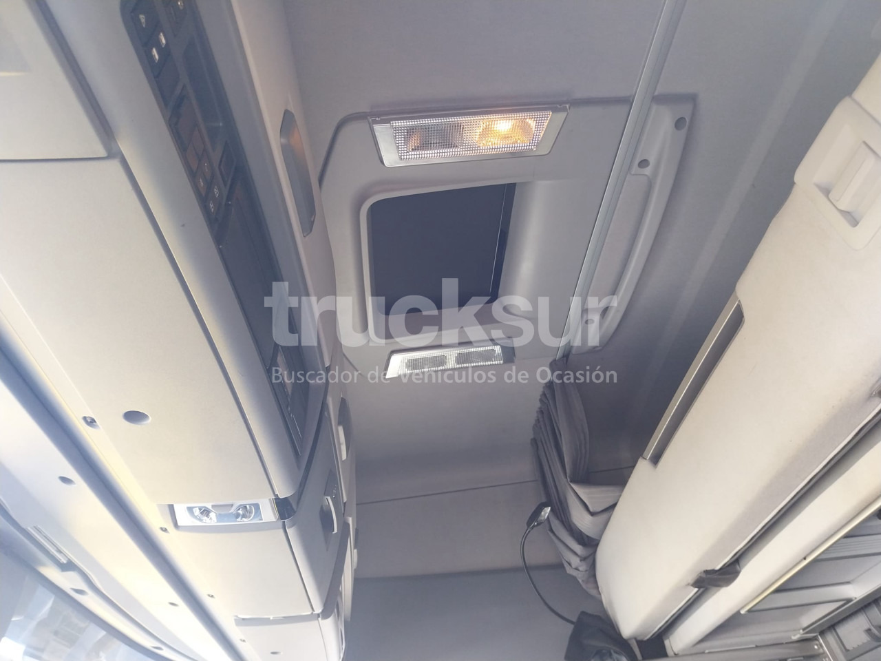 Tractor truck RENAULT T520 SLEEPER CAB: picture 25