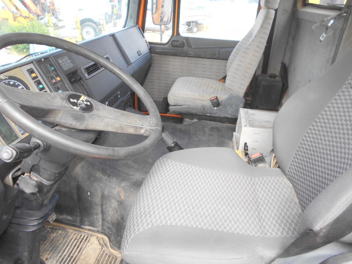 Interior photo 1: Hook lift truck MAN 32.322 Interior photo 1: Hook lift truck MAN 32.322