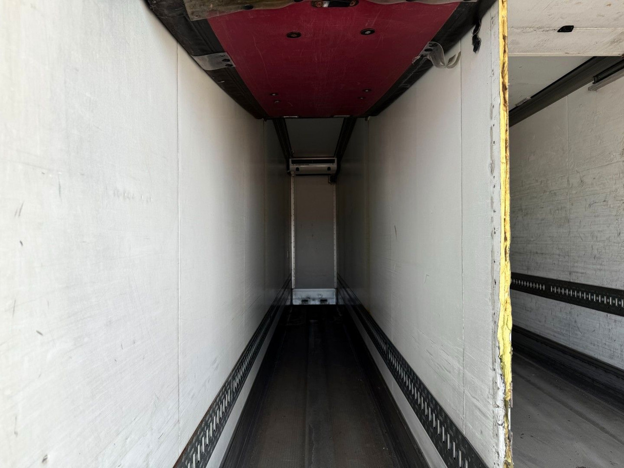 Refrigerator truck Iveco 180E32 Schmitz / Thermo King T-1200R Spectrum Iveco 180E32 Schmitz / Thermo King T-1200R Spectrum: picture 13