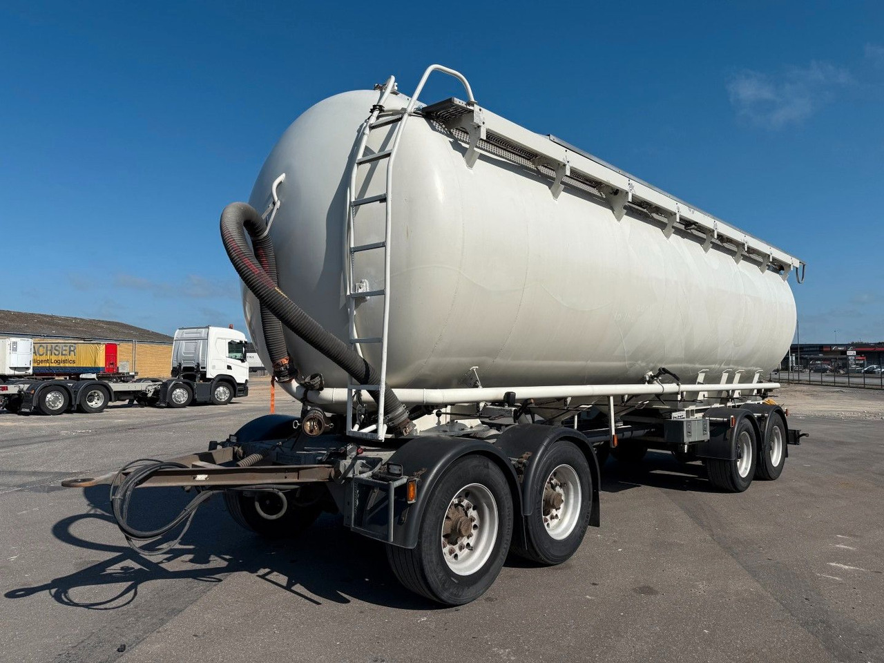 P4T30 4 axle 42 m3 Alu Silo tank - Tanker trailer: picture 1 P4T30 4 axle 42 m3 Alu Silo tank - Tanker trailer: picture 1