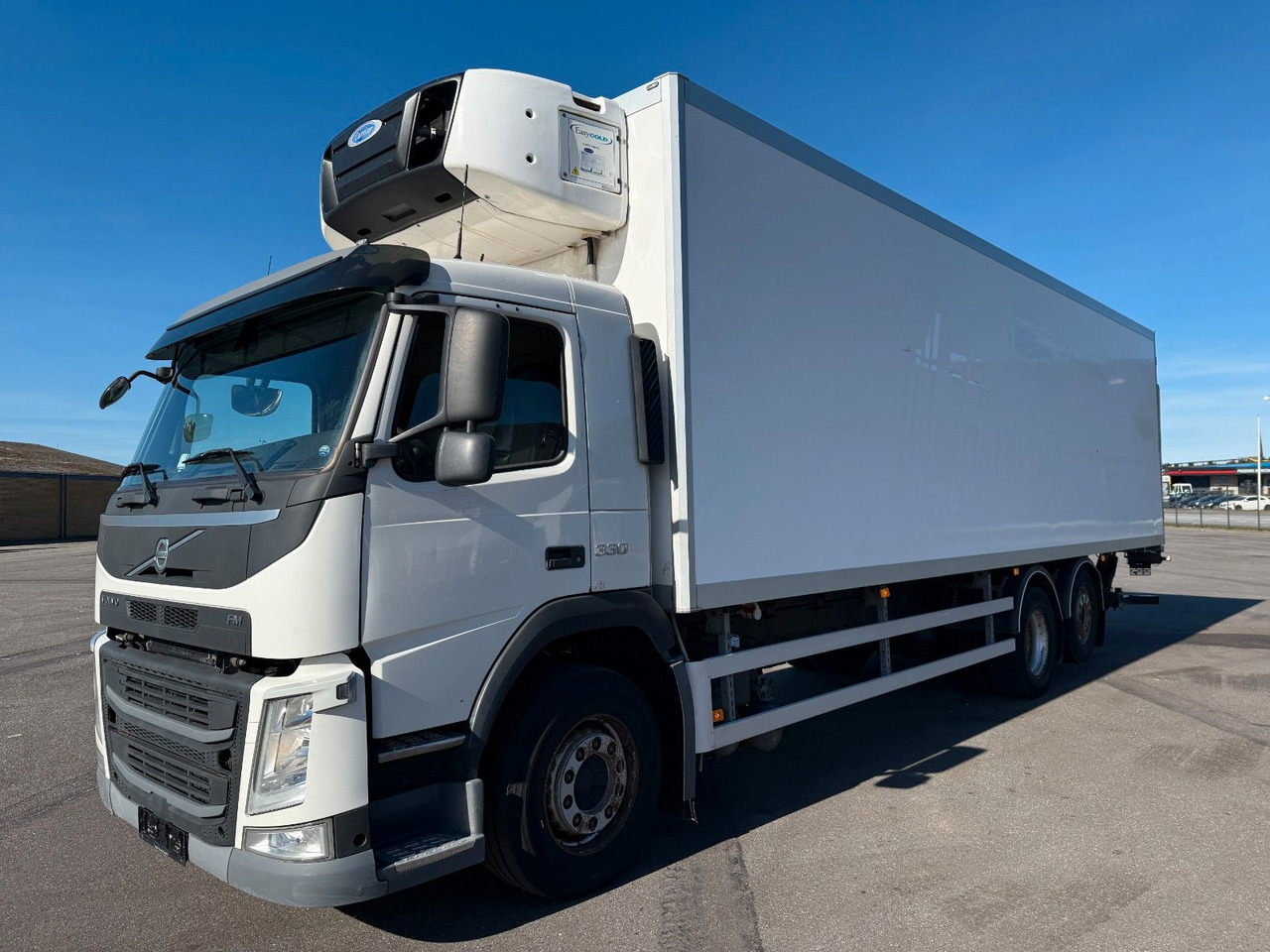Volvo FM330 6x2*4 Carrier Supra 1250 Mt / 9.3 m Koffer - Refrigerator truck: picture 1 Volvo FM330 6x2*4 Carrier Supra 1250 Mt / 9.3 m Koffer - Refrigerator truck: picture 1