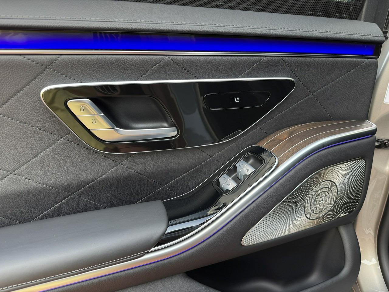 Sedan Mercedes S 400: picture 38