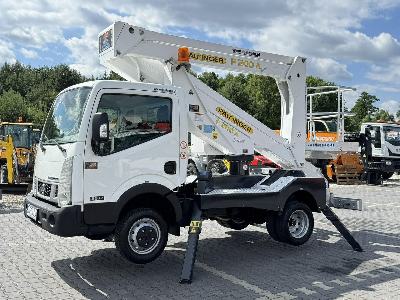 Nissan Cabstar - Truck with aerial platform: picture 3 Nissan Cabstar - Truck with aerial platform: picture 3