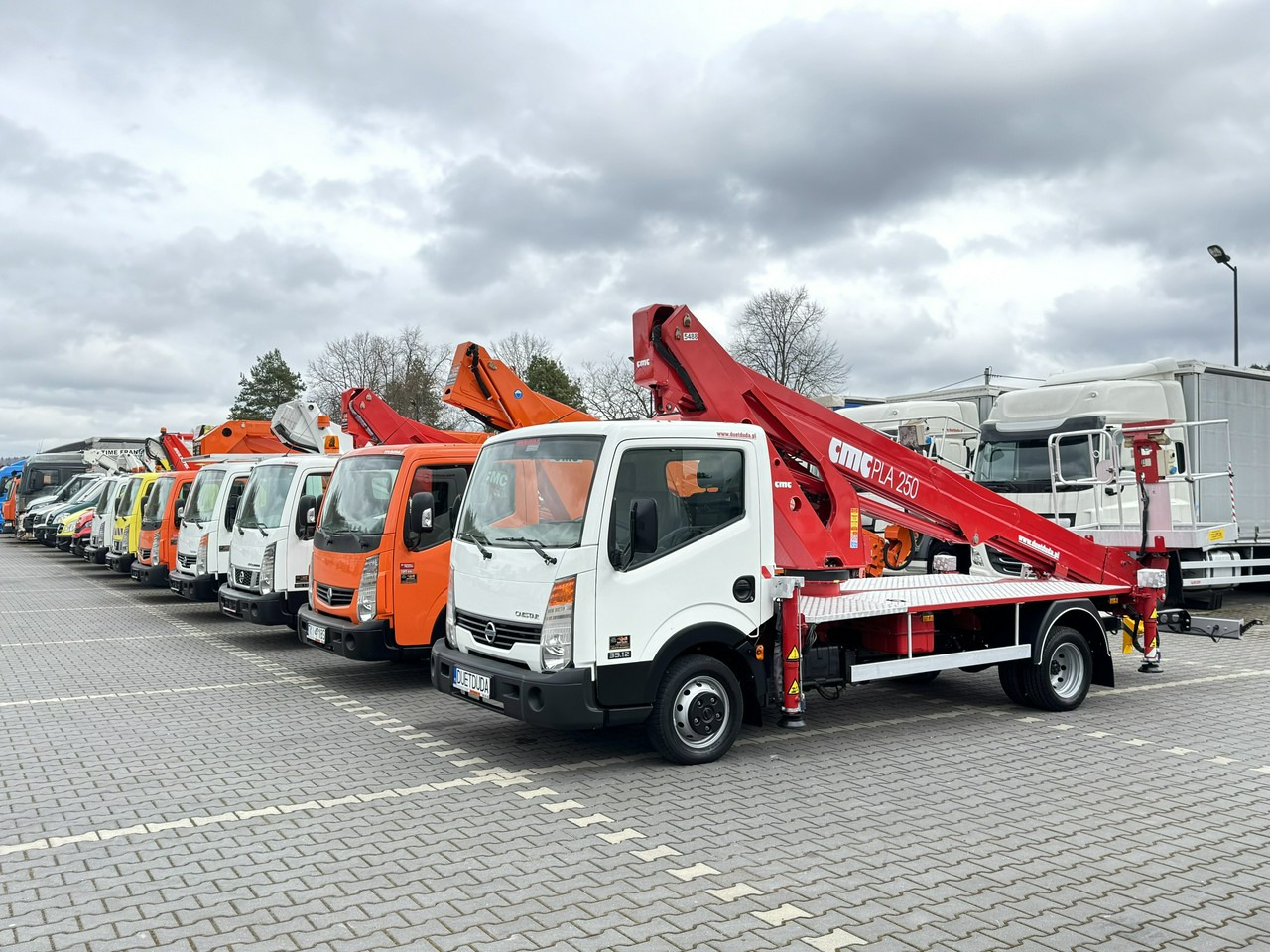 Nissan Cabstar - Truck with aerial platform: picture 1 Nissan Cabstar - Truck with aerial platform: picture 1