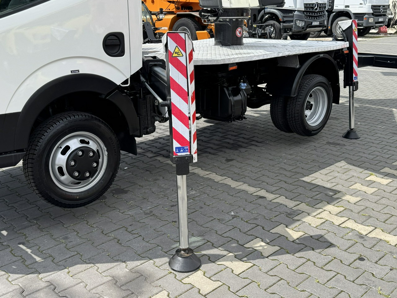 Nissan Cabstar - Truck with aerial platform: picture 5 Nissan Cabstar - Truck with aerial platform: picture 5
