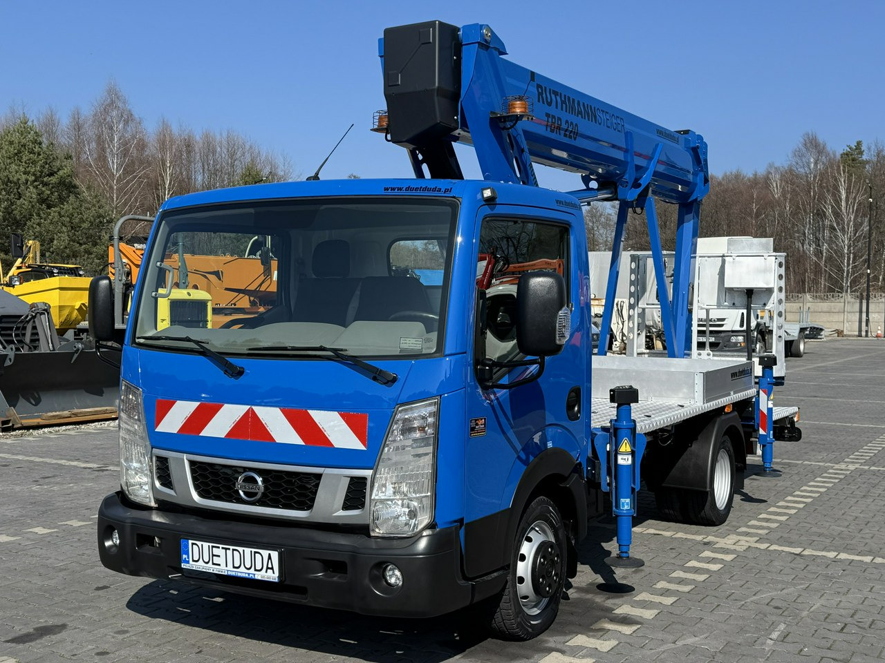 Nissan Cabstar - Truck with aerial platform: picture 3 Nissan Cabstar - Truck with aerial platform: picture 3