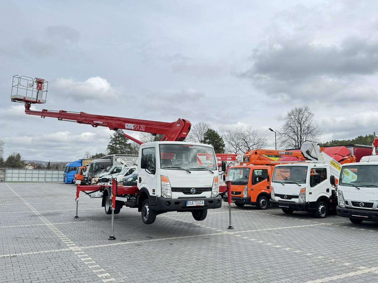 Nissan Cabstar - Truck with aerial platform: picture 3 Nissan Cabstar - Truck with aerial platform: picture 3