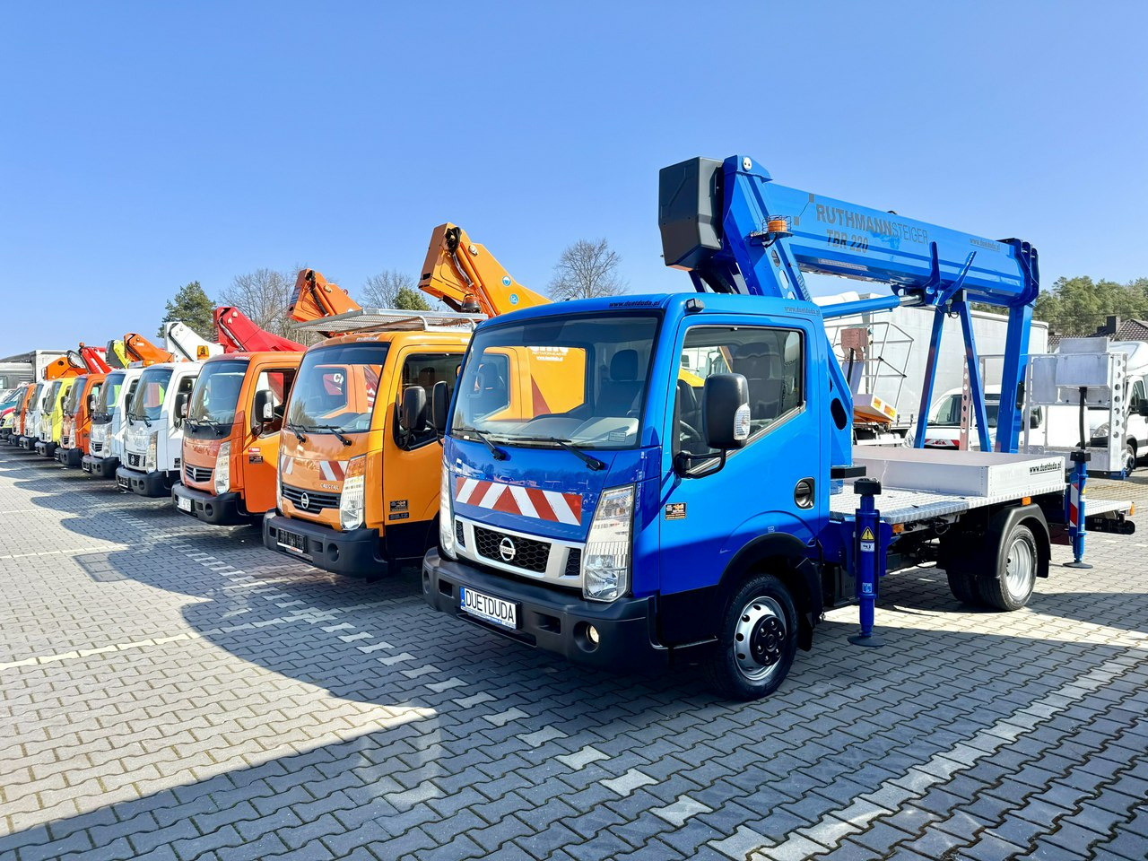 Nissan Cabstar - Truck with aerial platform: picture 1 Nissan Cabstar - Truck with aerial platform: picture 1