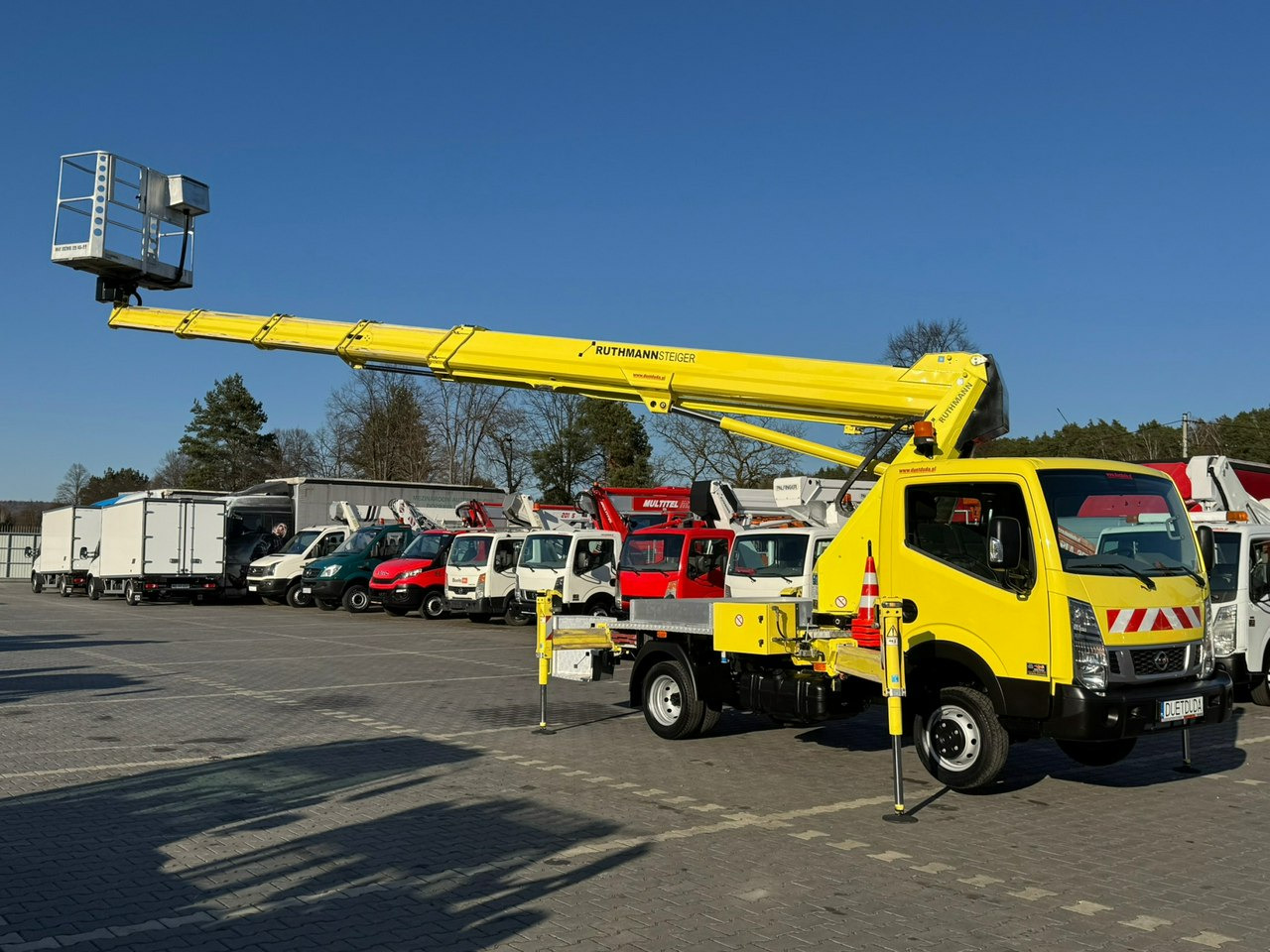 Nissan Cabstar - Truck with aerial platform: picture 2 Nissan Cabstar - Truck with aerial platform: picture 2