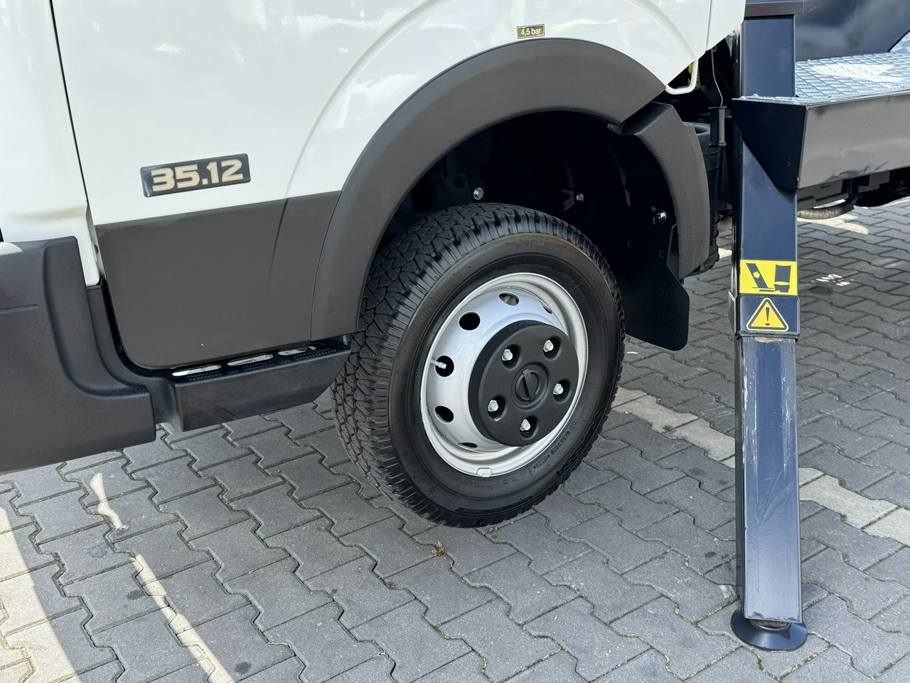 Nissan Cabstar - Truck with aerial platform: picture 4 Nissan Cabstar - Truck with aerial platform: picture 4