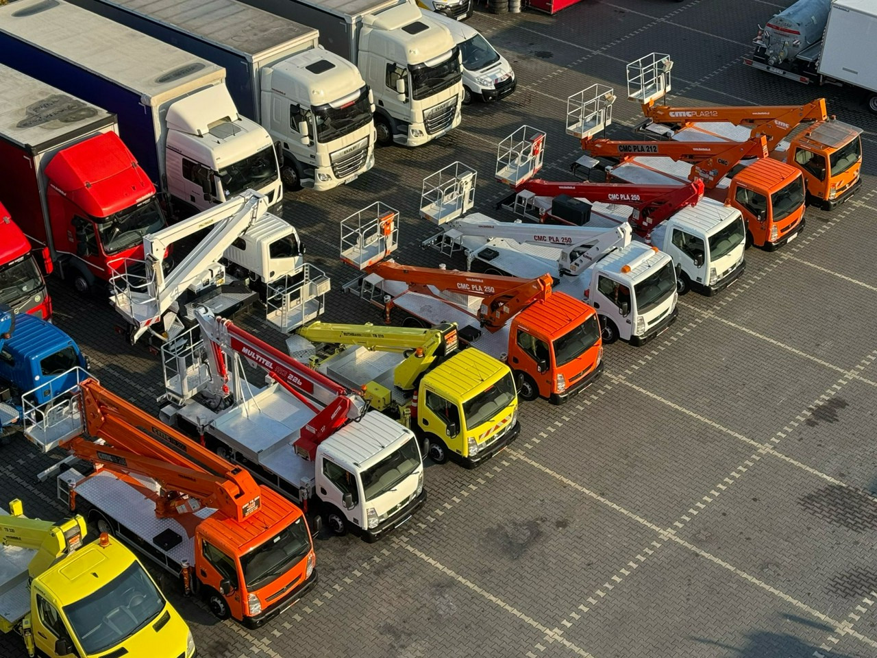 Nissan Cabstar - Truck with aerial platform: picture 2 Nissan Cabstar - Truck with aerial platform: picture 2