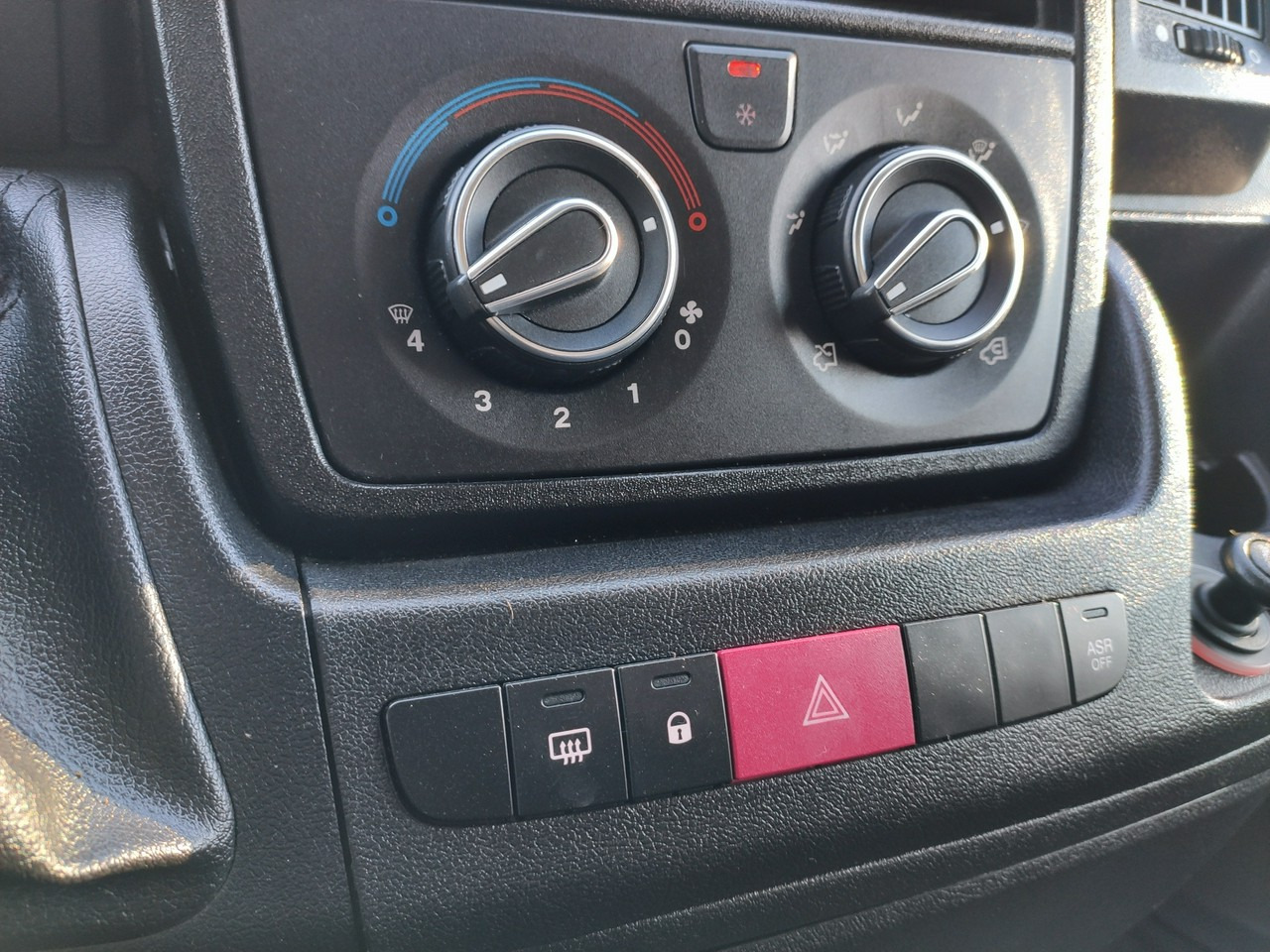 Closed box van Peugeot Boxer: picture 28