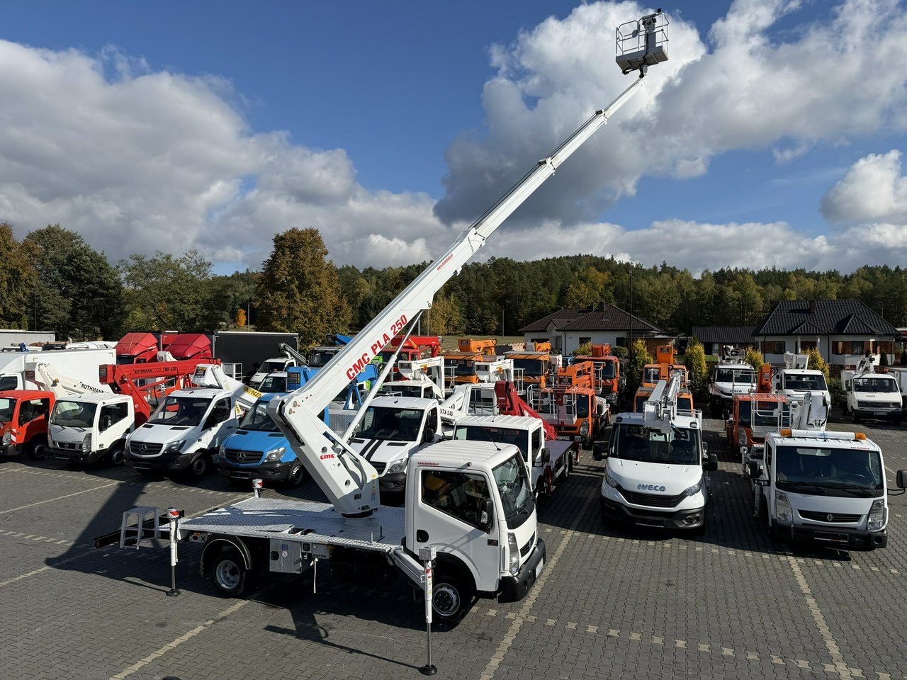 Renault Maxity - Truck with aerial platform: picture 1 Renault Maxity - Truck with aerial platform: picture 1