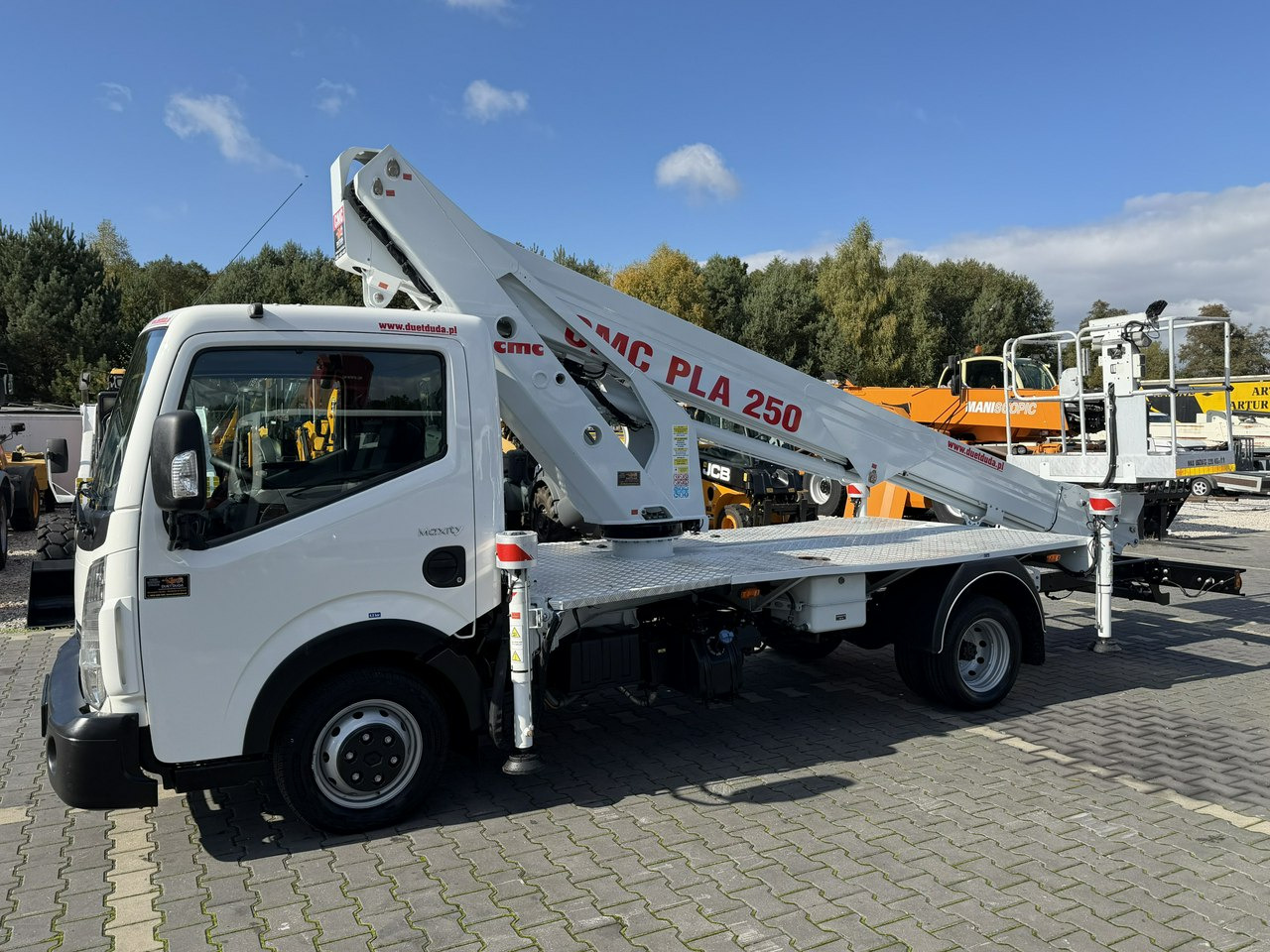 Renault Maxity - Truck with aerial platform: picture 2 Renault Maxity - Truck with aerial platform: picture 2
