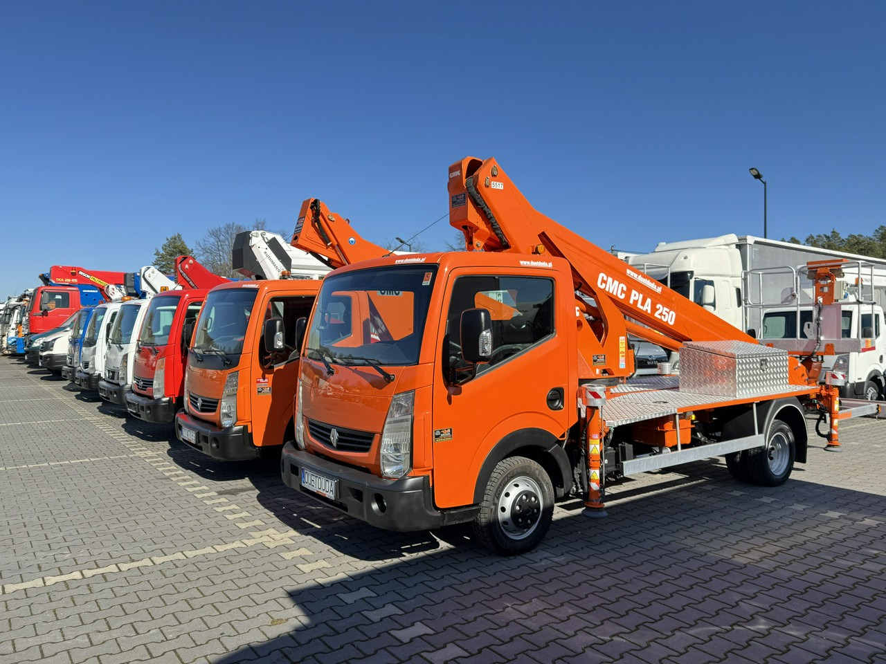 Renault Maxity - Truck with aerial platform: picture 1 Renault Maxity - Truck with aerial platform: picture 1