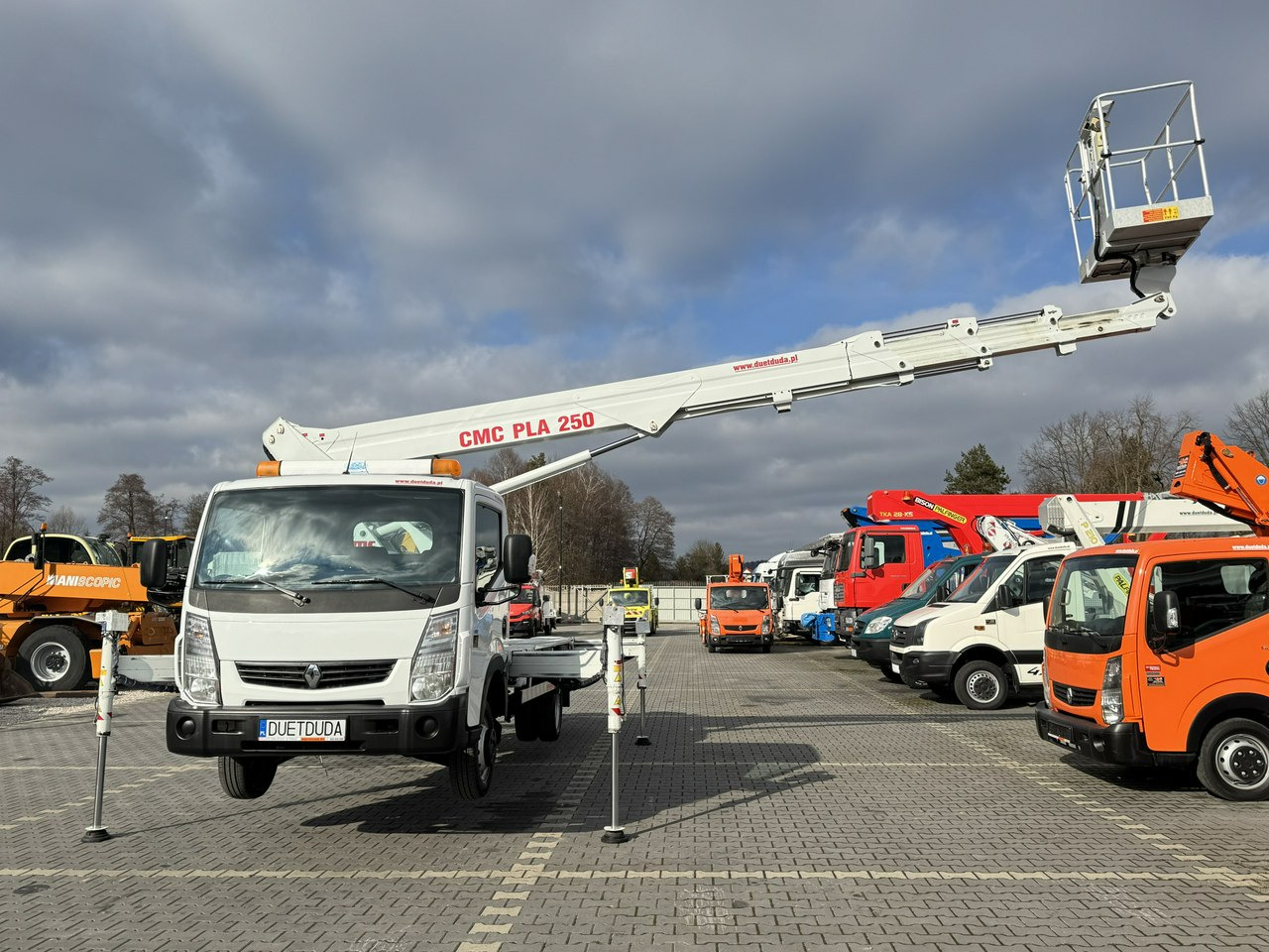 Renault Maxity - Truck with aerial platform: picture 3 Renault Maxity - Truck with aerial platform: picture 3
