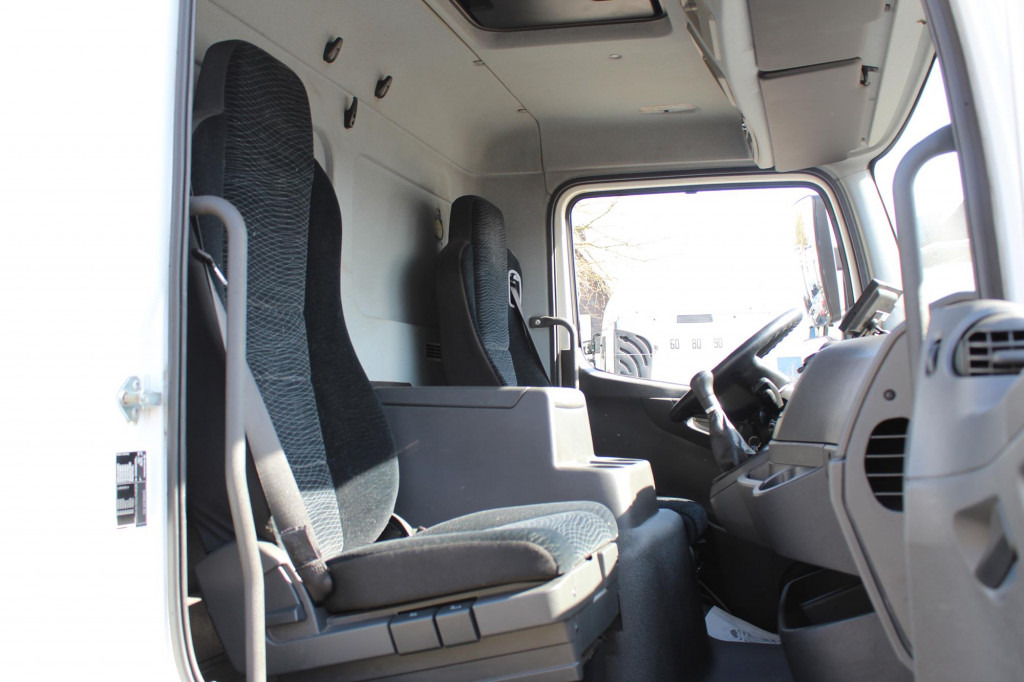 Interior photo 1: Truck Mercedes-Benz Atego 1321 E6  Koffer Klima Kamera Schalter LBW