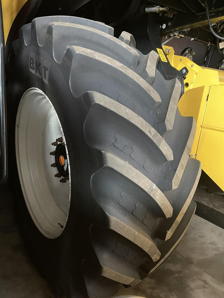 New Holland New Holland CR 9.80 / 710/70R42, Trelleborg und BKT - Grain header: picture 5 New Holland New Holland CR 9.80 / 710/70R42, Trelleborg und BKT - Grain header: picture 5