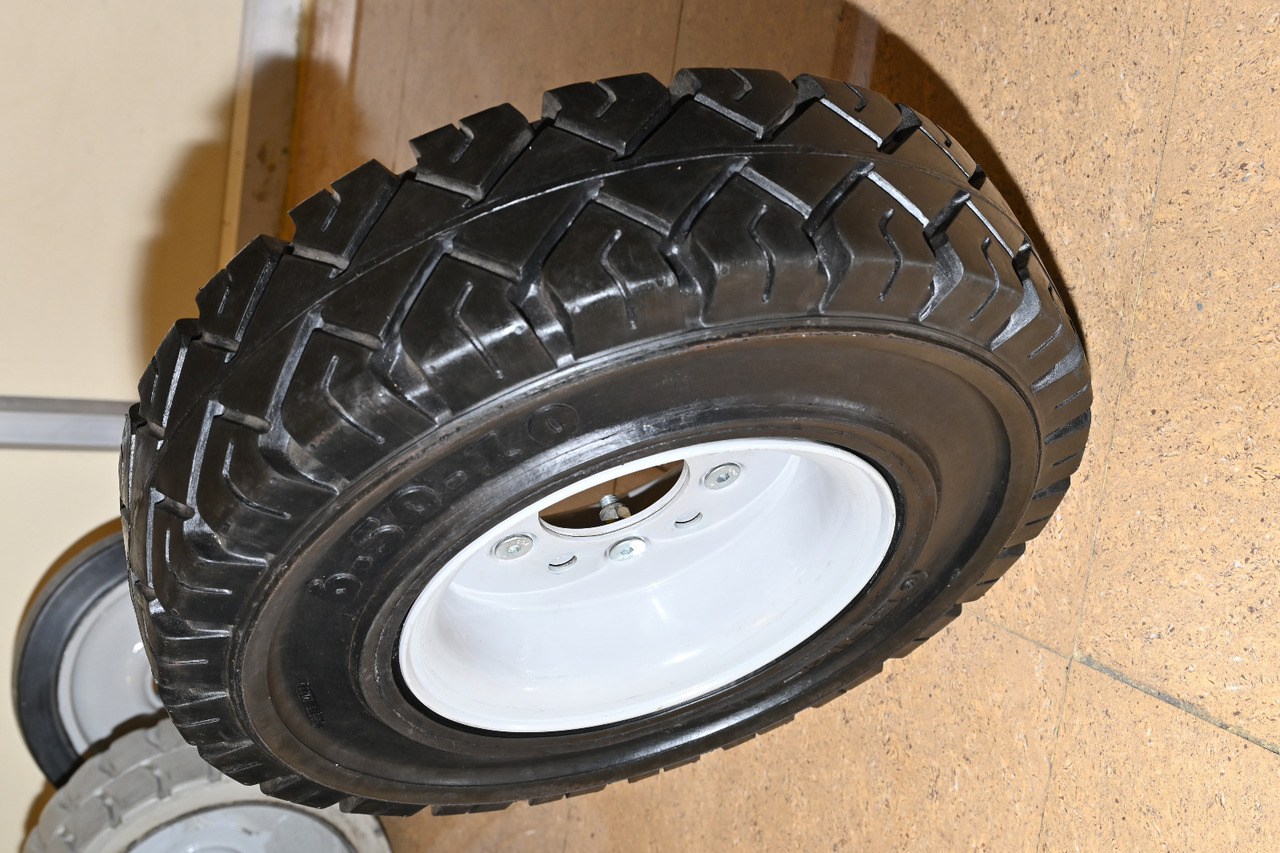 EuroSolid 6.00-9 - Tire for Baggage tractor: picture 1 EuroSolid 6.00-9 - Tire for Baggage tractor: picture 1