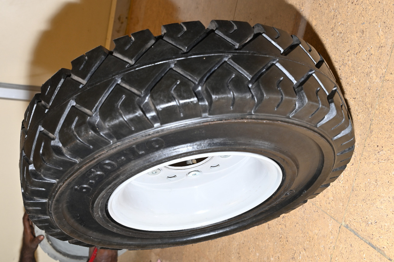 EuroSolid 7.00-12 - Tire for Baggage tractor: picture 2 EuroSolid 7.00-12 - Tire for Baggage tractor: picture 2