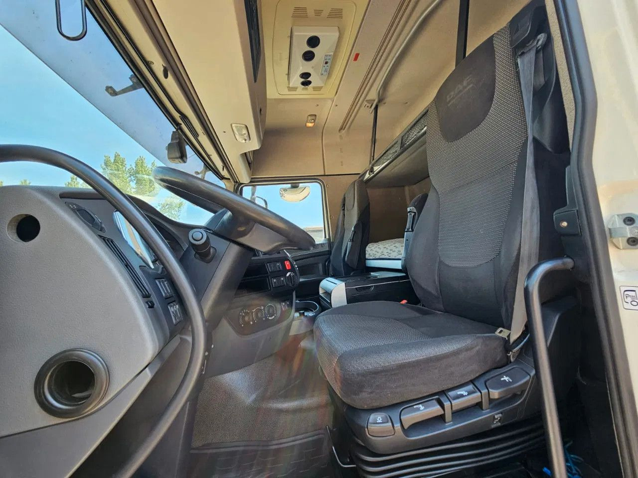 DAF XF 460 Space Cab Standklima 2 units - Tractor truck: picture 5 DAF XF 460 Space Cab Standklima 2 units - Tractor truck: picture 5