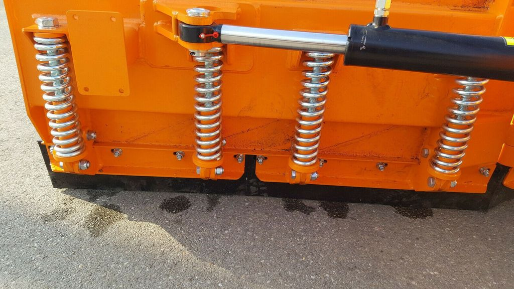 CAT neues Schneeschild Vario 2,6 m, 2,2m, 2,9m, 3,3m - Snow plows for Utility/ Special vehicle: picture 5 CAT neues Schneeschild Vario 2,6 m, 2,2m, 2,9m, 3,3m - Snow plows for Utility/ Special vehicle: picture 5