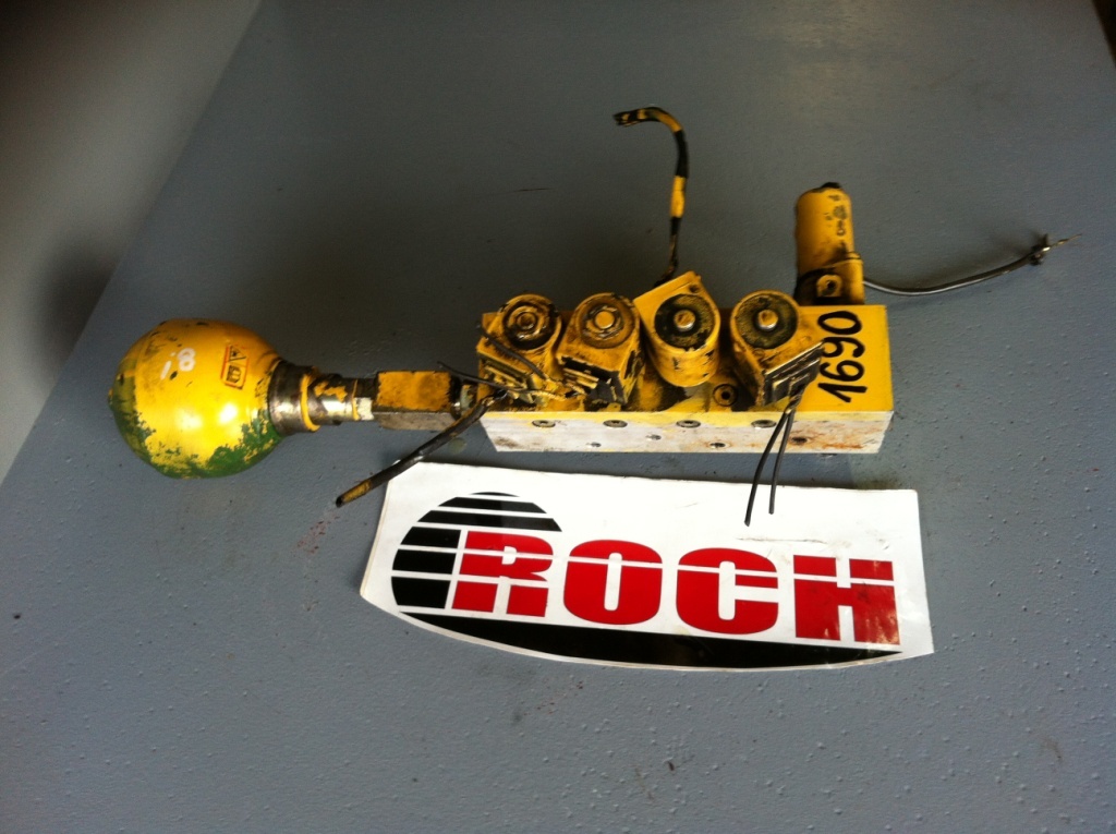 KOMATSU BLOK STEROWNICZY + HYDROAKUMULATOR 95671621 7-1 05 + CEWKI 31635 28VDC - Hydraulic valve for Wheel excavator: picture 1 KOMATSU BLOK STEROWNICZY + HYDROAKUMULATOR 95671621 7-1 05 + CEWKI 31635 28VDC - Hydraulic valve for Wheel excavator: picture 1