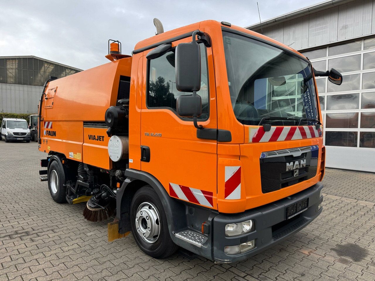 MAN 12.220 4x2 BL Kehrmaschine Viajet 5RHS - Road sweeper: picture 1 MAN 12.220 4x2 BL Kehrmaschine Viajet 5RHS - Road sweeper: picture 1