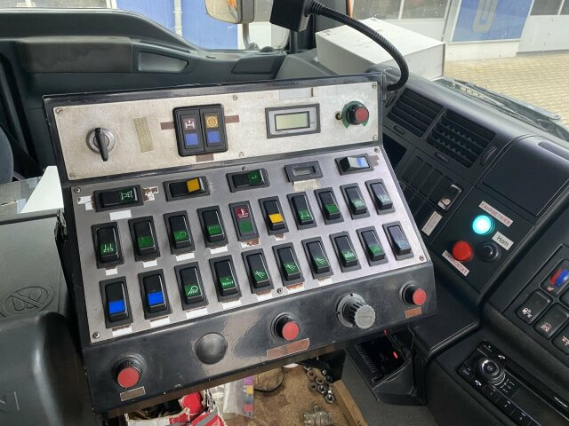 MAN TGA 26.430 6x2-2 LL - Road sweeper: picture 5 MAN TGA 26.430 6x2-2 LL - Road sweeper: picture 5