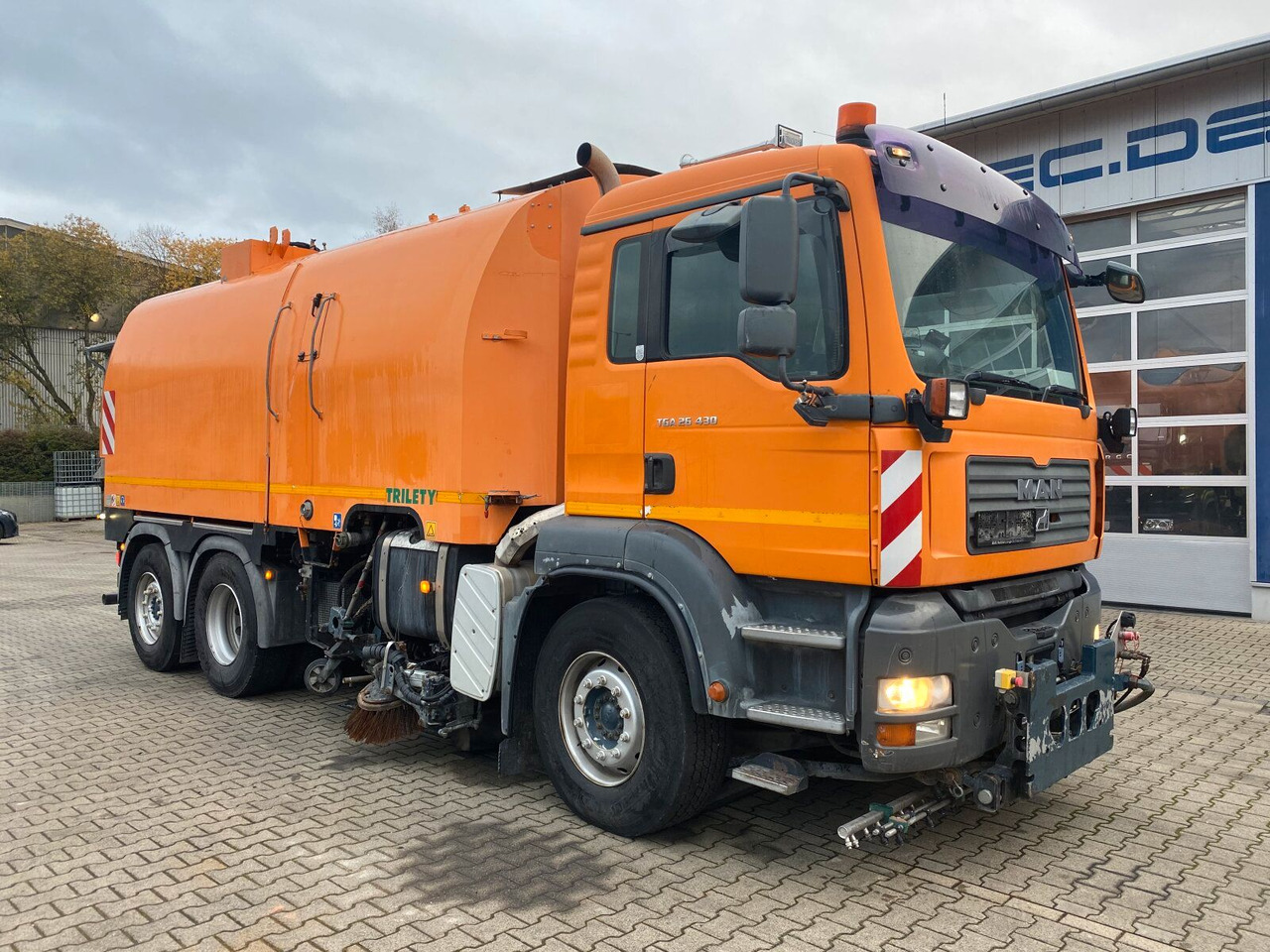 MAN TGA 26.430 6x2-2 LL - Road sweeper: picture 1 MAN TGA 26.430 6x2-2 LL - Road sweeper: picture 1