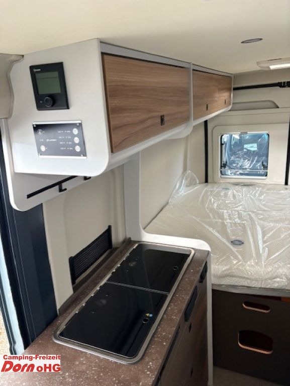 Camper van Bürstner B66 600 C Gästebett quer zur Sitzgruppe: picture 12